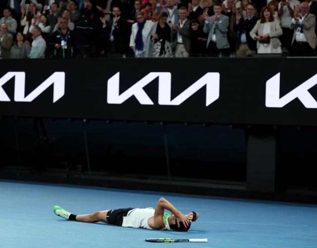 (260201) -- MELBOURNE, Feb. 1, 2026 (Xinhua) -- Carlos Alcaraz celebrates after winning the men's singles final between Carlos Alcaraz of Spain and Novak Djokovic of Serbia at the Australian Open tennis tournament in Melbourne, Australia, Feb. 1, 2026. (Xinhua/Ma Ping)