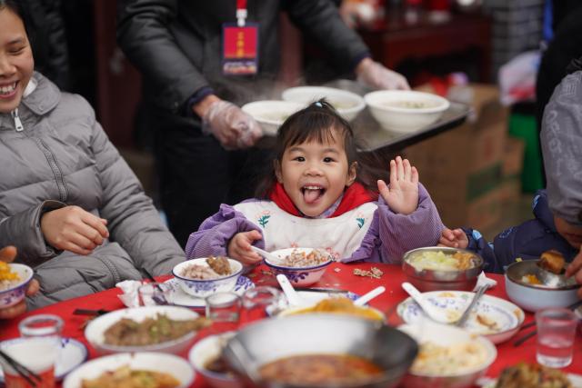 (260201) -- JINGGANGSHAN, Feb. 1, 2026 (Xinhua) -- Villagers enjoy a banquet held during the Spring Festival gala in Shenshan Village, Jinggangshan City of east China's Jiangxi Province, Feb. 1, 2026. With the Spring Festival drawing near, Shenshan Village in Jinggangshan City held a Spring Festival gala that invited residents from seven nearby counties in east China's Jiangxi and central China's Hunan provinces to participate. (Xinhua/Zhou Mi)