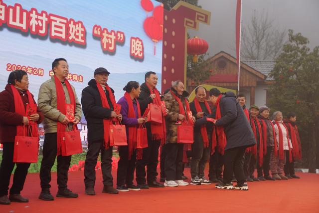 (260201) -- JINGGANGSHAN, Feb. 1, 2026 (Xinhua) -- Villagers receive bonuses distributed by an agriculture cooperative during a festive gathering held during the Spring Festival gala in Shenshan Village, Jinggangshan City of east China's Jiangxi Province, Feb. 1, 2026. With the Spring Festival drawing near, Shenshan Village in Jinggangshan City held a Spring Festival gala that invited residents from seven nearby counties in east China's Jiangxi and central China's Hunan provinces to participate. (Xinhua/Zhou Mi)