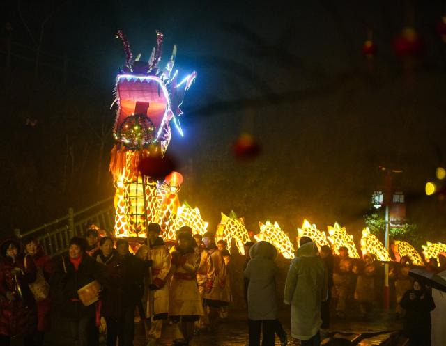 (260201) -- JINGGANGSHAN, Feb. 1, 2026 (Xinhua) -- A wooden-bench dragon dance is performed during the Spring Festival gala held in Shenshan Village, Jinggangshan City of east China's Jiangxi Province, Jan. 31, 2026. With the Spring Festival drawing near, Shenshan Village in Jinggangshan City held a Spring Festival gala that invited residents from seven nearby counties in east China's Jiangxi and central China's Hunan provinces to participate. (Xinhua/Zhou Mi)