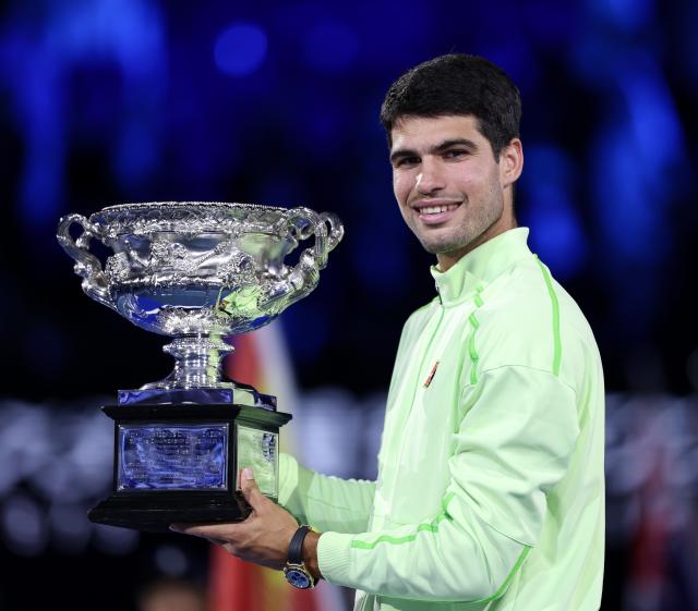 (260201) -- MELBOURNE, Feb. 1, 2026 (Xinhua) -- Carlos Alcaraz holds the trophy at the awarding ceremony after winning the men's singles final between Carlos Alcaraz of Spain and Novak Djokovic of Serbia at the Australian Open tennis tournament in Melbourne, Australia, Feb. 1, 2026. (Xinhua/Ma Ping)