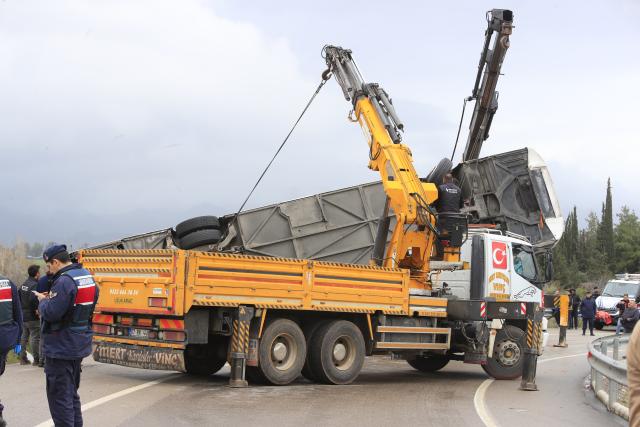 (260201) -- ANKARA, Feb. 1, 2026 (Xinhua) -- This photo taken on Feb. 1, 2026 shows the site of a bus crash in southern Türkiye's Antalya province. Eight people were killed and 26 others injured when a passenger bus travelling in southern Türkiye's Antalya province veered off the road and overturned into a ditch on Sunday, local broadcaster NTV reported. (Mustafa Kaya/Handout via Xinhua)