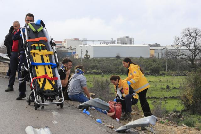(260201) -- ANKARA, Feb. 1, 2026 (Xinhua) -- Rescuers work at the site of a bus crash in southern Türkiye's Antalya province, Feb. 1, 2026. Eight people were killed and 26 others injured when a passenger bus travelling in southern Türkiye's Antalya province veered off the road and overturned into a ditch on Sunday, local broadcaster NTV reported. (Mustafa Kaya/Handout via Xinhua)