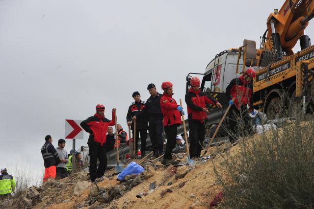 (260201) -- ANKARA, Feb. 1, 2026 (Xinhua) -- Rescuers work at the site of a bus crash in southern Türkiye's Antalya province, Feb. 1, 2026. Eight people were killed and 26 others injured when a passenger bus travelling in southern Türkiye's Antalya province veered off the road and overturned into a ditch on Sunday, local broadcaster NTV reported. (Mustafa Kaya/Handout via Xinhua)