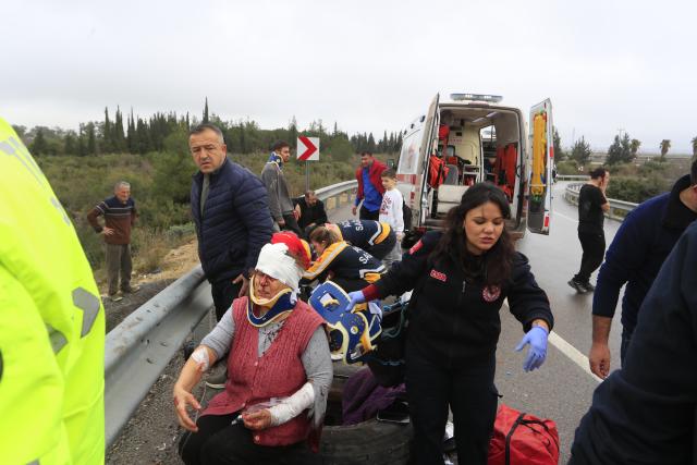 (260201) -- ANKARA, Feb. 1, 2026 (Xinhua) -- Rescuers work at the site of a bus crash in southern Türkiye's Antalya province, Feb. 1, 2026. Eight people were killed and 26 others injured when a passenger bus travelling in southern Türkiye's Antalya province veered off the road and overturned into a ditch on Sunday, local broadcaster NTV reported. (Mustafa Kaya/Handout via Xinhua)