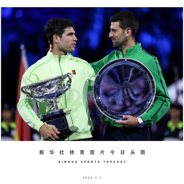 (260201) -- BEIJING, Feb. 1, 2026 (Xinhua) -- Carlos Alcaraz (L) and Novak Djokovic pose for photos after the men's singles final between Carlos Alcaraz of Spain and Novak Djokovic of Serbia at the Australian Open tennis tournament in Melbourne, Australia, Feb. 1, 2026. (Xinhua/Ma Ping)