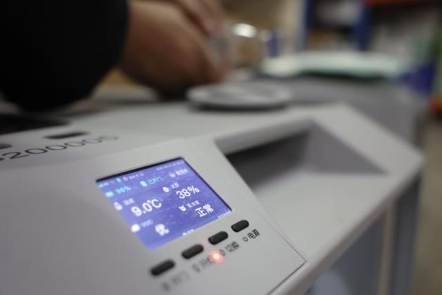 (260201) -- LANZHOU, Feb. 1, 2026 (Xinhua) -- The LCD screen on the dedicated case for high-speed rail pet transportation displays real-time information on temperature, humidity, and oxygen concentration at Lanzhou West Railway Station, in Lanzhou, northwest China's Gansu Province, Feb. 1, 2026. With the arrival of the Spring Festival travel season, Lanzhou West Railway Station has welcomed a number of pet passengers. These pet passengers are specially monitored and looked after by train staff, traveling in dedicated pet transport cases equipped with intelligent monitoring systems.
   Since Jan. 28, the railway authorities have further increased the number of high-speed railway stations with pet consignment services. Passengers can make online reservations through the 12306 app or WeChat mini-program, making pet travel more convenient during the Spring Festival period. (Xinhua/Chen Bin)