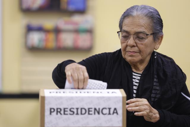(260202) -- SAN JOSE, Feb. 2, 2026 (Xinhua) -- A voter casts her ballot at a polling station in Cartago, Costa Rica, Feb. 1, 2026.
  Costa Ricans headed to the polls on Sunday in presidential elections, as more than 7,000 polling stations opened nationwide.
  Polls opened at 6 a.m. local time (1200 GMT) and will close at 6 p.m. (0000 GMT). About 3.7 million registered voters are eligible to cast ballots, including over 67,000 Costa Ricans registered to vote abroad. (Photo by Francisco Canedo/Xinhua)
