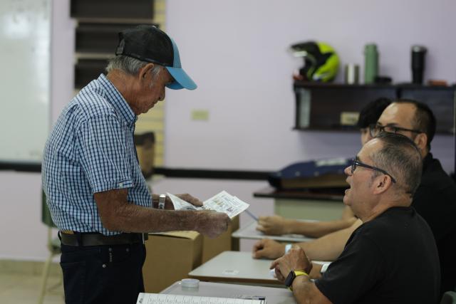 (260202) -- SAN JOSE, Feb. 2, 2026 (Xinhua) -- A voter prepares to cast his ballot at a polling station in San Jose, Costa Rica, Feb. 1, 2026.
  Costa Ricans headed to the polls on Sunday in presidential elections, as more than 7,000 polling stations opened nationwide.
  Polls opened at 6 a.m. local time (1200 GMT) and will close at 6 p.m. (0000 GMT). About 3.7 million registered voters are eligible to cast ballots, including over 67,000 Costa Ricans registered to vote abroad. (Photo by Francisco Canedo/Xinhua)
