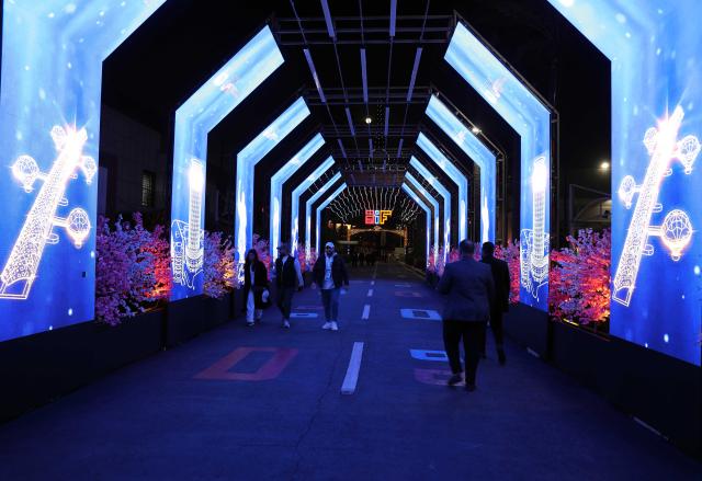 (260202) -- BAGHDAD, Feb. 2, 2026 (Xinhua) -- People visit the 49th session of the Baghdad International Fair in Baghdad, Iraq, Feb. 1, 2026.
  More than 1,000 Iraqi and foreign companies participated in the 7-day event, which kicked off here on Sunday. (Xinhua/Khalil Dawood)