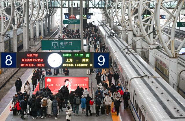 (260202) -- BEIJING, Feb. 2, 2026 (Xinhua) -- Passengers get off a train at the Nanjing Railway Station in Nanjing, east China's Jiangsu Province, Feb. 2, 2026.
  China's annual Spring Festival travel rush began on Monday, with inter-regional trips expected to hit a record 9.5 billion.
  Passenger volumes on railways and civil aviation are forecast at 540 million and 95 million, respectively, with both total traffic and daily peak flows expected to surpass previous records.
  The Spring Festival, or the Chinese New Year, falls on Feb. 17 this year. The official holiday lasts nine days, with the travel rush running through March 13. (Photo by Yang Suping/Xinhua)