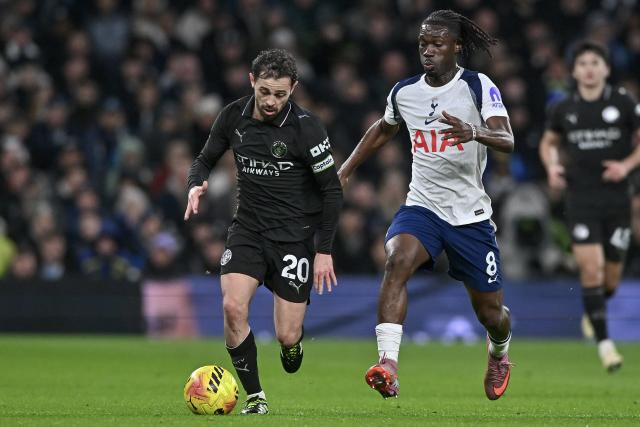 (260202) -- LONDON, Feb. 2, 2026 (Xinhua) -- Bernardo Silva (L) of Manchester City vies with Yves Bissouma of Tottenham Hotspur during the English Premier League match between Tottenham Hotspur and Manchester City in London, Britain, on Feb. 1, 2026. (Xinhua)
