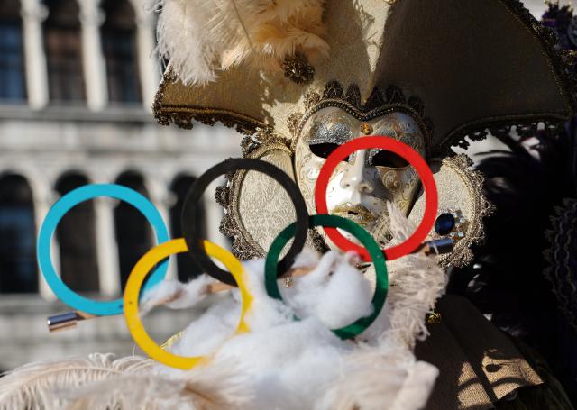 (260202) -- VENICE, Feb. 2, 2026 (Xinhua) -- A reveler dressed up in theme of the Olympic Games poses during Venice Carnival at St. Mark's Square in Venice, Italy, Feb. 1, 2026. The 2026 version of the traditional Venice Carnival runs from Jan. 31 to Feb. 17. (Xinhua/Li Jing)