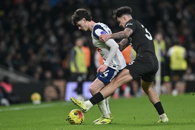 (260202) -- LONDON, Feb. 2, 2026 (Xinhua) -- Archie Gray (L) of Tottenham Hotspur battles with Nico O'Reilly of Manchester City during the English Premier League match between Tottenham Hotspur and Manchester City in London, Britain, on Feb. 1, 2026. (Xinhua)
