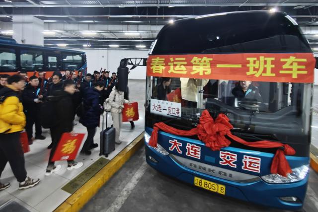 (260202) -- BEIJING, Feb. 2, 2026 (Xinhua) -- Passengers board a coach at a bus station in Dalian, northeast China's Liaoning Province, Feb. 2, 2026.
  China ushered in its largest annual population migration on Monday, 15 days ahead of the 2026 Spring Festival, also known as the Chinese New Year.
  A total of 9.5 billion passenger trips are expected during this year's travel rush period that will end on March 13, which will be a historic high.
  Of this total, road trips remain the dominant mode of travel, accounting for approximately 80 percent. 
  An estimated 540 million passenger trips will be handled by the country's railways, while the civil aviation sector will see 95 million trips. Both the overall scale and daily peak traffic of rail and air travel are expected to surpass historic high levels this year.
  In China, the 40-day travel surge will witness hundreds of millions of people return to their hometowns for family reunions. (Photo by Liu Debin/Xinhua)