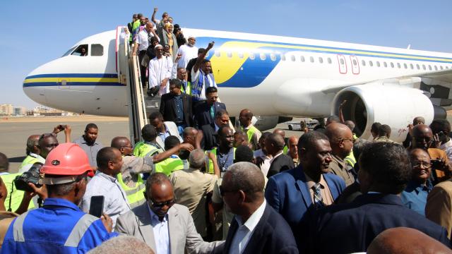 (260202) -- KHARTOUM, Feb. 2, 2026 (Xinhua) -- Passengers disembark from a Sudan Airways passenger plane at Khartoum International Airport in Khartoum, Sudan, Feb. 1, 2026.
  The Khartoum International Airport on Sunday received its first commercial passenger flight in almost three years, marking a key step toward reopening the airport and restoring air travel to Sudan's capital after a prolonged shutdown, officials said.
  The aircraft, operated by Sudan Airways and carrying 160 passengers, arrived from Port Sudan in eastern Sudan, Mohamed Jaafar Hassan, director of aviation security operations at the airport, told Xinhua. (Photo by Mohamed Khidir/Xinhua)