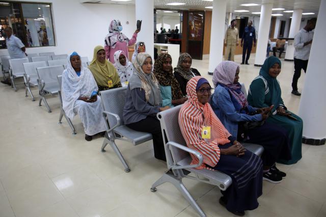 (260202) -- KHARTOUM, Feb. 2, 2026 (Xinhua) -- People wait to welcome relatives aboard a Sudan Airways passenger plane at Khartoum International Airport in Khartoum, Sudan, Feb. 1, 2026.
  The Khartoum International Airport on Sunday received its first commercial passenger flight in almost three years, marking a key step toward reopening the airport and restoring air travel to Sudan's capital after a prolonged shutdown, officials said.
  The aircraft, operated by Sudan Airways and carrying 160 passengers, arrived from Port Sudan in eastern Sudan, Mohamed Jaafar Hassan, director of aviation security operations at the airport, told Xinhua. (Photo by Mohamed Khidir/Xinhua)
