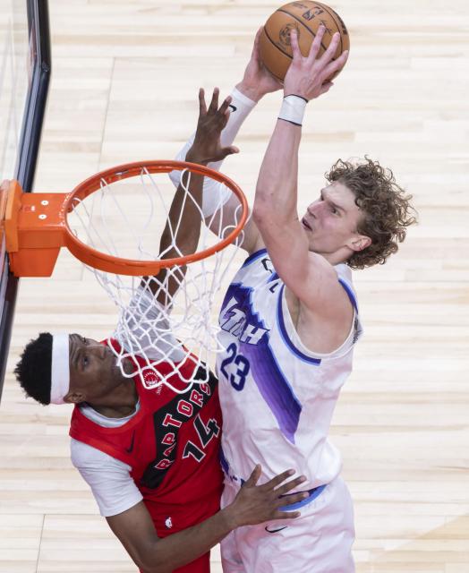 (260202) -- TORONTO, Feb. 2, 2026 (Xinhua) -- Lauri Markkanen (R) of Utah Jazz goes for a layup during the 2025-2026 NBA regular season game between Toronto Raptors and Utah Jazz in Toronto, Canada, Feb. 1, 2026. (Photo by Zou Zheng/Xinhua)