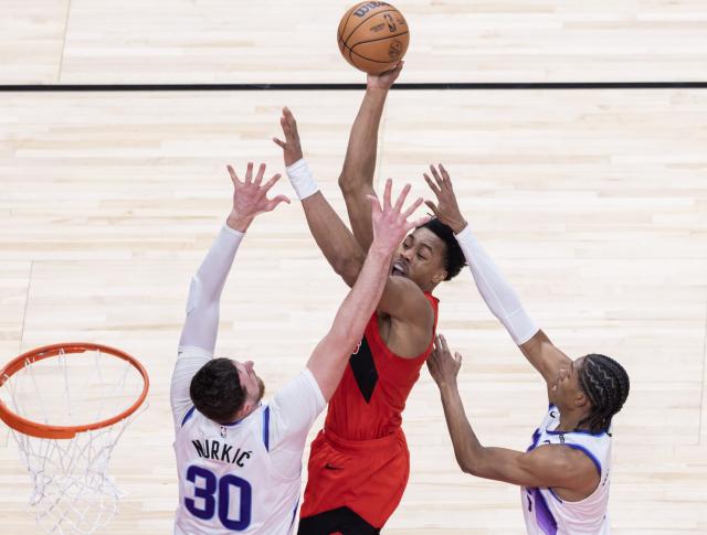 (260202) -- TORONTO, Feb. 2, 2026 (Xinhua) -- Scottie Barnes (C) of Toronto Raptors makes a jump hook shot during the 2025-2026 NBA regular season game between Toronto Raptors and Utah Jazz in Toronto, Canada, Feb. 1, 2026. (Photo by Zou Zheng/Xinhua)
