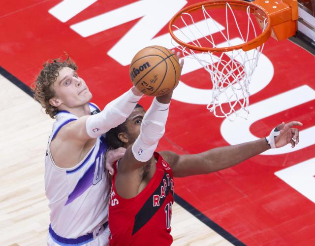 (260202) -- TORONTO, Feb. 2, 2026 (Xinhua) -- Collin Murray-Boyles (R) of Toronto Raptors fights for a rebound with Lauri Markkanen of Utah Jazz during the 2025-2026 NBA regular season game between Toronto Raptors and Utah Jazz in Toronto, Canada, Feb. 1, 2026. (Photo by Zou Zheng/Xinhua)