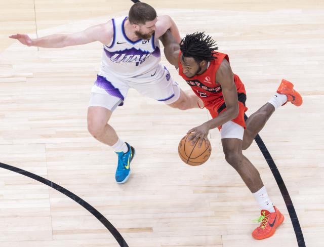 (260202) -- TORONTO, Feb. 2, 2026 (Xinhua) -- Immanuel Quickley (R) of Toronto Raptors breaks through during the 2025-2026 NBA regular season game between Toronto Raptors and Utah Jazz in Toronto, Canada, Feb. 1, 2026. (Photo by Zou Zheng/Xinhua)