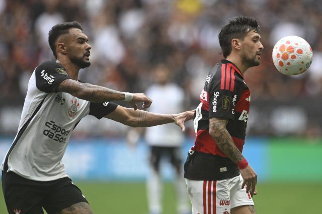 (260202) -- BRASILIA, Feb. 2, 2026 (Xinhua) -- Matheus Bidu (L) of Corinthians challenges Giorgian de Arrascaeta of Flamengo for the ball during the 2026 Supercopa do Brasil final match between Corinthians and Flamengo in Brasilia, Brazil, Feb. 1, 2026. (Photo by Lucio Tavora/Xinhua)