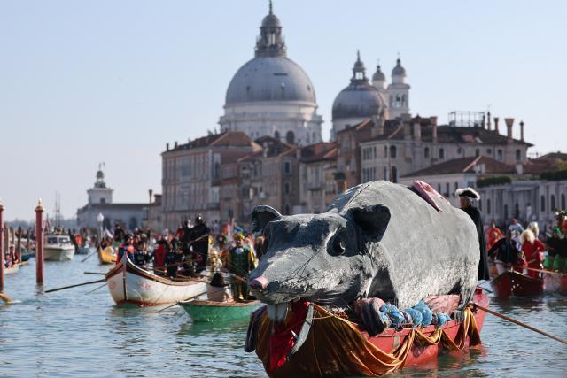 (260202) -- VENICE, Feb. 2, 2026 (Xinhua) -- A giant rat boat is seen during a water parade of the Venice Carnival in Venice, Italy, Feb. 1, 2026.
  The 2026 version of Venice Carnival runs from Jan. 31 to Feb. 17. (Xinhua/Li Jing)
