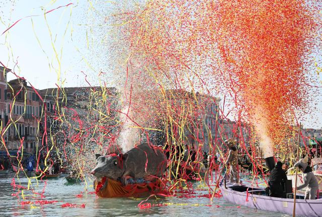 (260202) -- VENICE, Feb. 2, 2026 (Xinhua) -- Confetti is sprayed for a giant rat boat during a water parade of the Venice Carnival in Venice, Italy, Feb. 1, 2026.
  The 2026 version of Venice Carnival runs from Jan. 31 to Feb. 17. (Xinhua/Li Jing)