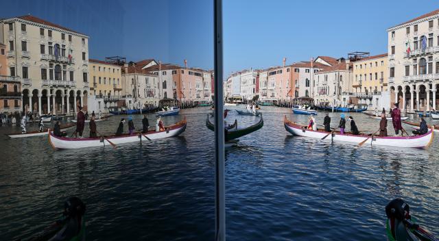 (260202) -- VENICE, Feb. 2, 2026 (Xinhua) -- Revelers row on the Grand Canal during a water parade of the Venice Carnival in Venice, Italy, Feb. 1, 2026.
  The 2026 version of Venice Carnival runs from Jan. 31 to Feb. 17. (Xinhua/Li Jing)