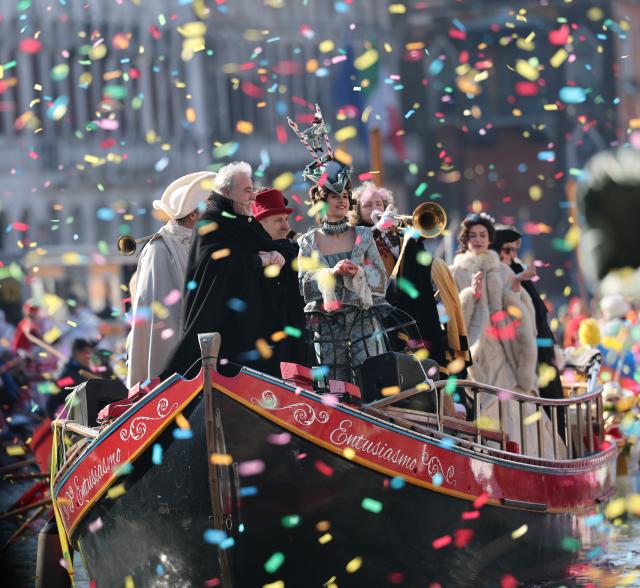 (260202) -- VENICE, Feb. 2, 2026 (Xinhua) -- Revelers take part in a water parade of the Venice Carnival in Venice, Italy, Feb. 1, 2026.
  The 2026 version of Venice Carnival runs from Jan. 31 to Feb. 17. (Xinhua/Li Jing)