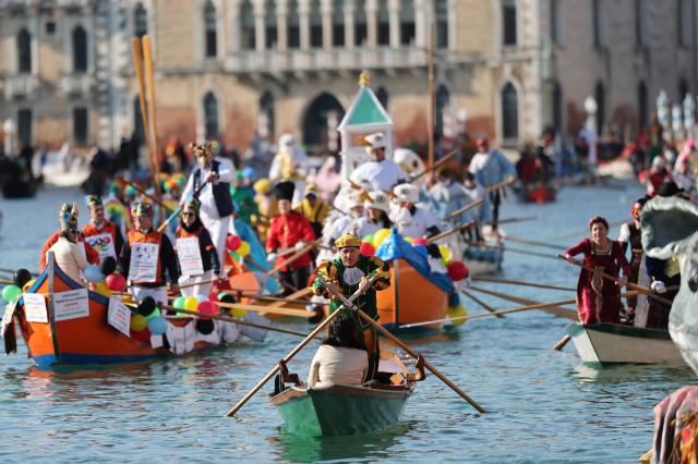 (260202) -- VENICE, Feb. 2, 2026 (Xinhua) -- Revelers row during a water parade of the Venice Carnival in Venice, Italy, Feb. 1, 2026.
  The 2026 version of Venice Carnival runs from Jan. 31 to Feb. 17. (Xinhua/Li Jing)