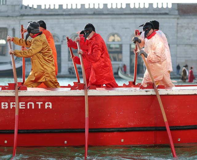 (260202) -- VENICE, Feb. 2, 2026 (Xinhua) -- Revelers row during a water parade of the Venice Carnival in Venice, Italy, Feb. 1, 2026.
  The 2026 version of Venice Carnival runs from Jan. 31 to Feb. 17. (Xinhua/Li Jing)