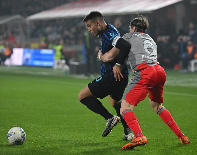 (260202) -- CREMONA, Feb. 2, 2026 (Xinhua) -- Inter Milan's Lautaro Martinez (L) vies with Cremonese's Federico Baschirotto during a Serie A football match between Cremonese and Inter Milan in Cremona, Italy, Feb. 1, 2026. (Photo by Alberto Lingria/Xinhua)