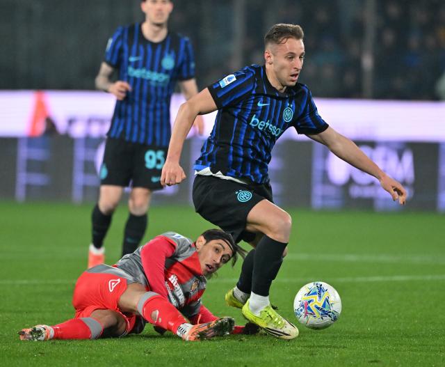 (260202) -- CREMONA, Feb. 2, 2026 (Xinhua) -- Inter Milan's Davide Frattesi (R) vies with Cremonese's Youssef Maleh (bottom) during a Serie A football match between Cremonese and Inter Milan in Cremona, Italy, Feb. 1, 2026. (Photo by Alberto Lingria/Xinhua)