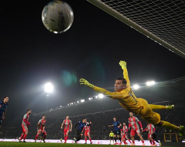 (260202) -- CREMONA, Feb. 2, 2026 (Xinhua) -- Cremonese's goalkeeper Emil Audero (R) fails to save the ball during a Serie A football match between Cremonese and Inter Milan in Cremona, Italy, Feb. 1, 2026. (Photo by Alberto Lingria/Xinhua)