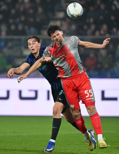 (260202) -- CREMONA, Feb. 2, 2026 (Xinhua) -- Inter Milan's Pio Esposito (L) vies with Cremonese's Francesco Folino during a Serie A football match between Cremonese and Inter Milan in Cremona, Italy, Feb. 1, 2026. (Photo by Alberto Lingria/Xinhua)