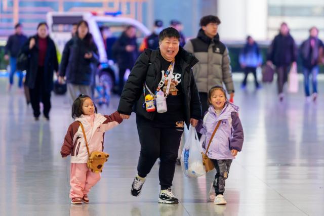 (260202) -- BEIJING, Feb. 2, 2026 (Xinhua) -- Passengers walk in the waiting hall of Nanjing South Railway Station in Nanjing, east China's Jiangsu Province, Feb. 2, 2026.
  China ushered in its largest annual population migration on Monday, 15 days ahead of the 2026 Spring Festival, also known as the Chinese New Year.
  A total of 9.5 billion passenger trips are expected during this year's travel rush period that will end on March 13, which will be a historic high.
  In China, the 40-day travel surge will witness hundreds of millions of people return to their hometowns for family reunions. (Photo by Du Yi/Xinhua)