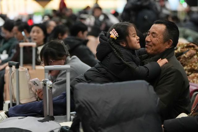 (260202) -- BEIJING, Feb. 2, 2026 (Xinhua) -- Passengers wait for trains at Beijing West Railway Station in Beijing, capital of China, Feb. 1, 2026.
  China ushered in its largest annual population migration on Monday, 15 days ahead of the 2026 Spring Festival, also known as the Chinese New Year.
  A total of 9.5 billion passenger trips are expected during this year's travel rush period that will end on March 13, which will be a historic high.
  In China, the 40-day travel surge will witness hundreds of millions of people return to their hometowns for family reunions. (Xinhua/Ju Huanzong)
