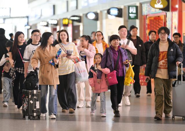 (260202) -- BEIJING, Feb. 2, 2026 (Xinhua) -- Passengers are seen at Beijing Capital International Airport in Beijing, capital of China, Feb. 2, 2026.
  China ushered in its largest annual population migration on Monday, 15 days ahead of the 2026 Spring Festival, also known as the Chinese New Year.
  A total of 9.5 billion passenger trips are expected during this year's travel rush period that will end on March 13, which will be a historic high. (Xinhua/Li He)