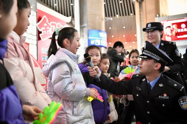(260202) -- BEIJING, Feb. 2, 2026 (Xinhua) -- Police officers interact with children at Tianjin Railway Station in Tianjin, north China, Feb. 2, 2026.
  China ushered in its largest annual population migration on Monday, 15 days ahead of the 2026 Spring Festival, also known as the Chinese New Year.
  A total of 9.5 billion passenger trips are expected during this year's travel rush period that will end on March 13, which will be a historic high. (Xinhua/Sun Fanyue)