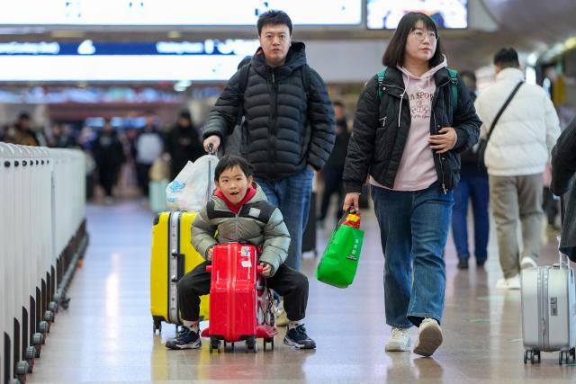 (260202) -- BEIJING, Feb. 2, 2026 (Xinhua) -- Passengers are seen at Beijing West Railway Station in Beijing, capital of China, Feb. 2, 2026.
  China ushered in its largest annual population migration on Monday, 15 days ahead of the 2026 Spring Festival, also known as the Chinese New Year.
  A total of 9.5 billion passenger trips are expected during this year's travel rush period that will end on March 13, which will be a historic high. (Xinhua/Ju Huanzong)