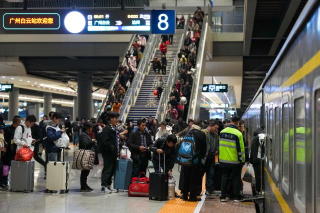 (260202) -- BEIJING, Feb. 2, 2026 (Xinhua) -- Passengers board a train at Guangzhou Baiyun Railway Station in Guangzhou, south China's Guangdong Province, Feb. 1, 2026.
  China ushered in its largest annual population migration on Monday, 15 days ahead of the 2026 Spring Festival, also known as the Chinese New Year.
  A total of 9.5 billion passenger trips are expected during this year's travel rush period that will end on March 13, which will be a historic high. (Xinhua/Wu Lu)