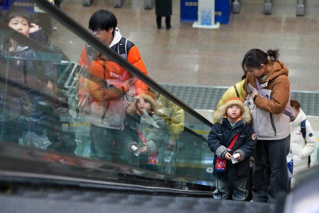 (260202) -- BEIJING, Feb. 2, 2026 (Xinhua) -- Passengers take escalators at Beijing West Railway Station in Beijing, capital of China, Feb. 2, 2026.
  China ushered in its largest annual population migration on Monday, 15 days ahead of the 2026 Spring Festival, also known as the Chinese New Year.
  A total of 9.5 billion passenger trips are expected during this year's travel rush period that will end on March 13, which will be a historic high. (Xinhua/Ju Huanzong)