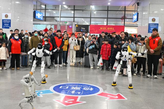 (260202) -- BEIJING, Feb. 2, 2026 (Xinhua) -- Robots dance for passengers at the waiting hall of Kunshan South Railway Station in Kunshan City, east China's Jiangsu Province, Feb. 2, 2026.
  China ushered in its largest annual population migration on Monday, 15 days ahead of the 2026 Spring Festival, also known as the Chinese New Year.
  A total of 9.5 billion passenger trips are expected during this year's travel rush period that will end on March 13, which will be a historic high. (Photo by Wang Xuzhong/Xinhua)