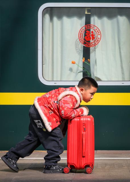 (260202) -- BEIJING, Feb. 2, 2026 (Xinhua) -- A boy boards a train at Nanjing Railway Station in Nanjing, east China's Jiangsu Province, Feb. 2, 2026.
  China ushered in its largest annual population migration on Monday, 15 days ahead of the 2026 Spring Festival, also known as the Chinese New Year.
  A total of 9.5 billion passenger trips are expected during this year's travel rush period that will end on March 13, which will be a historic high. (Photo by Su Yang/Xinhua)