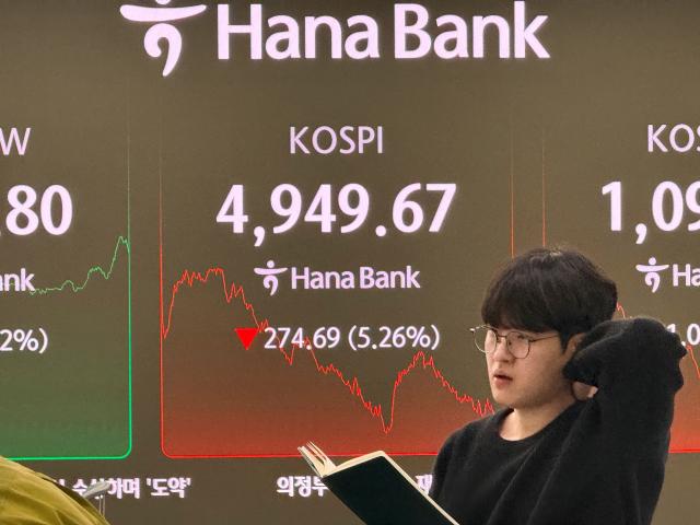 (260202) -- SEOUL, Feb. 2, 2026 (Xinhua) -- An employee works in front of a monitor at dealing room of Hana Bank in Seoul, South Korea, Feb. 2, 2026. South Korean stocks closed sharply lower on Monday, with the benchmark Korea Composite Stock Price Index (KOSPI) plunging more than 5 percent to record its steepest one-day decline since Nov. 21, 2025. (Photo by Jun Hyosang/Xinhua)