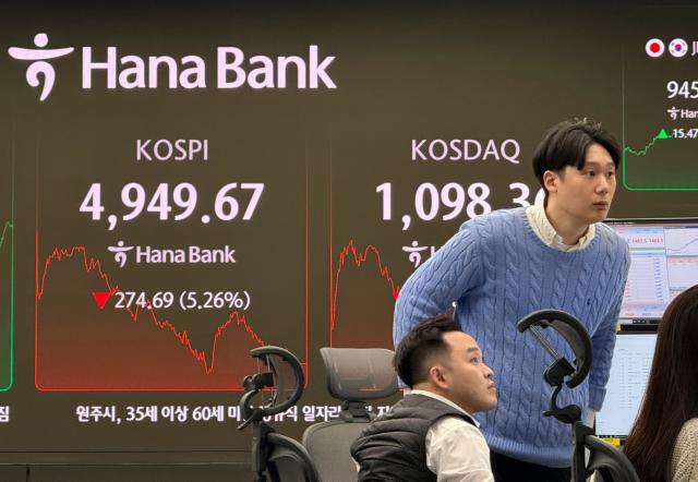 (260202) -- SEOUL, Feb. 2, 2026 (Xinhua) -- Employees work in front of a monitor at dealing room of Hana Bank in Seoul, South Korea, Feb. 2, 2026. South Korean stocks closed sharply lower on Monday, with the benchmark Korea Composite Stock Price Index (KOSPI) plunging more than 5 percent to record its steepest one-day decline since Nov. 21, 2025. (Photo by Jun Hyosang/Xinhua)