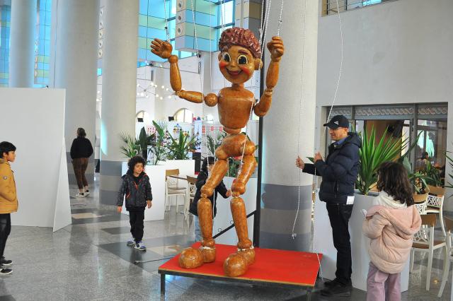 (260202) -- TUNIS, Feb. 2, 2026 (Xinhua) -- A visitor manipulates a puppet during the seventh edition of the Carthage Puppetry Arts Days in Tunis, Tunisia, Feb. 1, 2026. The event is held here from Feb. 1 to 8. (Photo by Adel Ezzine/Xinhua)