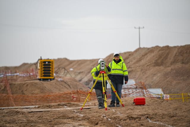 (260202) -- ISTANBUL, Feb. 2, 2026 (Xinhua) -- Staff members work at the pipeline installation site of the Lake Tuz (Salt Lake) Underground Natural Gas Storage Project in Türkiye, Jan. 30, 2026. Located in Aksaray Province, central Türkiye, the Lake Tuz (Salt Lake) Underground Natural Gas Storage Project is a key component of the country's energy infrastructure.
   Since 2020, China CAMC Engineering Co., Ltd., a subsidiary of China National Machinery Industry Corporation (Sinomach), has been responsible for the core works of Phase II as well as key pipeline installation works under Phase III of the project. (Xinhua/Liu Lei)