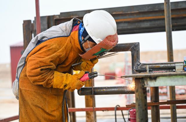 (260202) -- ISTANBUL, Feb. 2, 2026 (Xinhua) -- A staff member works at the pipeline installation site of the Lake Tuz (Salt Lake) Underground Natural Gas Storage Project in Türkiye, Jan. 30, 2026. Located in Aksaray Province, central Türkiye, the Lake Tuz (Salt Lake) Underground Natural Gas Storage Project is a key component of the country's energy infrastructure.
   Since 2020, China CAMC Engineering Co., Ltd., a subsidiary of China National Machinery Industry Corporation (Sinomach), has been responsible for the core works of Phase II as well as key pipeline installation works under Phase III of the project. (Xinhua/Liu Lei)